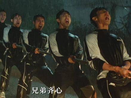 大雨倾盆也无法浇灭拔河队的热情，雨水和汗水都是他们的勋章！