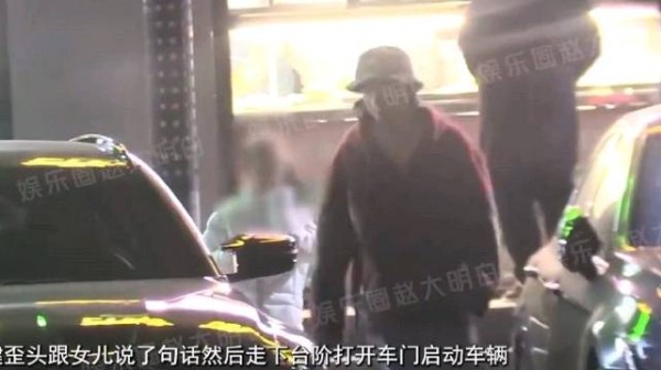 董子健带女儿与家人聚会，大福扎着双马尾长高不少，随后父女俩一起乘车离开