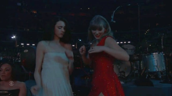 Taylor Swift与Margaret Qualley共舞现场格莱美