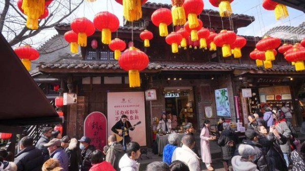 哪吒闹新春 繁华满锦城｜百余场成都街头艺术表演“乐”绘新年盛景