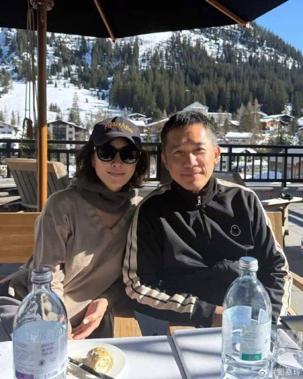 59岁刘嘉玲晒与62岁梁朝伟的雪山合照！两人结婚17年