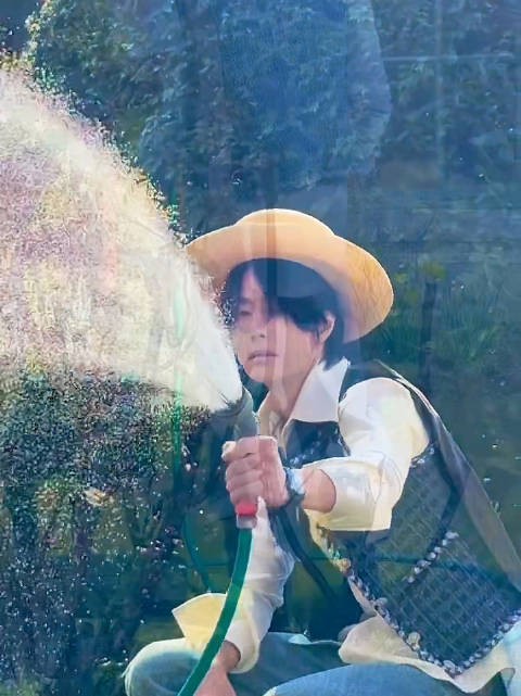 昨天是天台山跳舞的活力一博,今天是花园里沉浸的园丁一博~~别说…