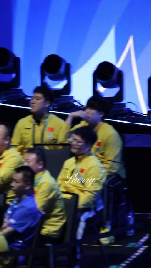 王楚钦观看完比赛退场了,好好休息吧