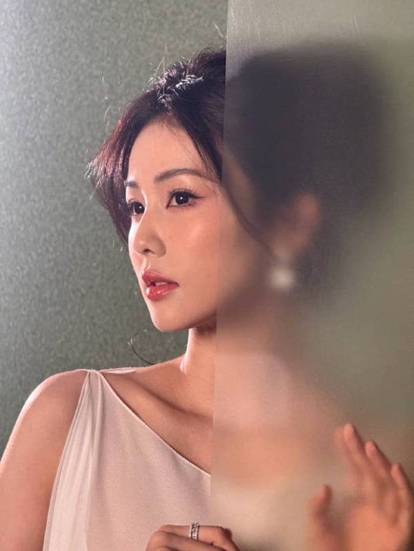 白鹿皮肤细腻如丝。