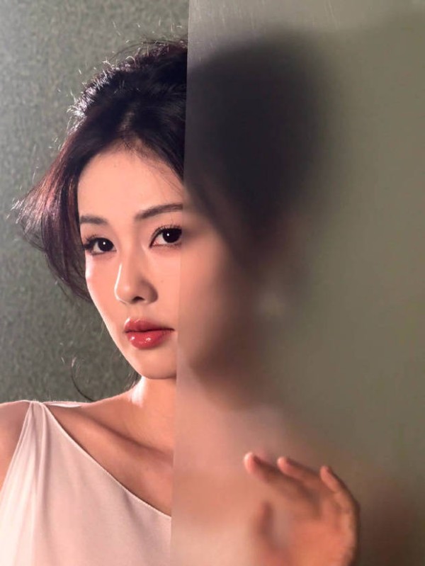 白鹿眼神极具故事感。