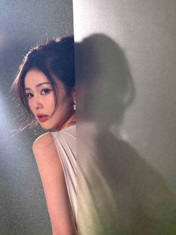 白鹿回眸动人。