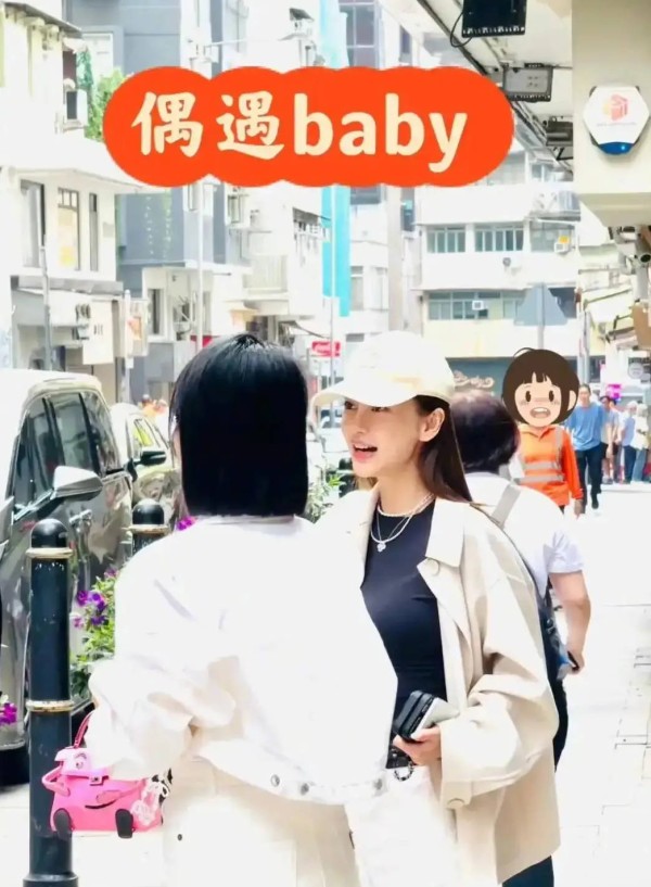 35岁杨颖在香港看艺术展被偶遇！路边开心聊天气质优雅知性