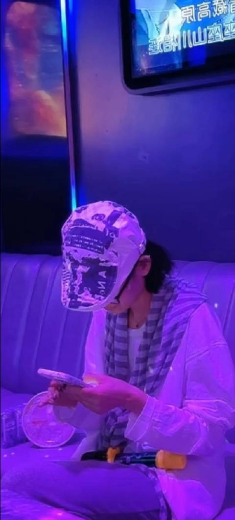 可怜姐是在等男人消息吗？