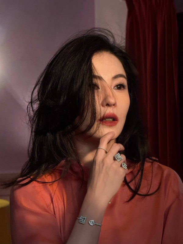 搜狐娱乐讯 4月30日，张柏芝在个人社交账号晒出了一组她的四月plog，一头波浪秀发搭配红唇，复古优雅。