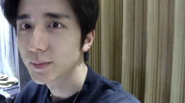 张新成素颜黑框眼镜唱歌也太戳我了!苏感爆棚,太迷人了啊啊啊!