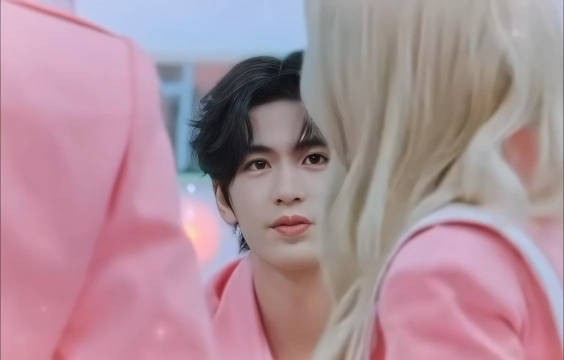 张凌赫看迪丽热巴这眼神，藏都藏不住