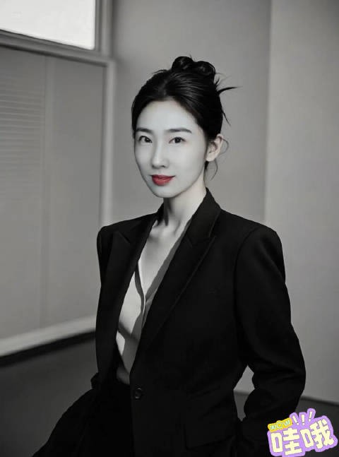 不笑的时候，简直和我之前拍的商务照一模一样