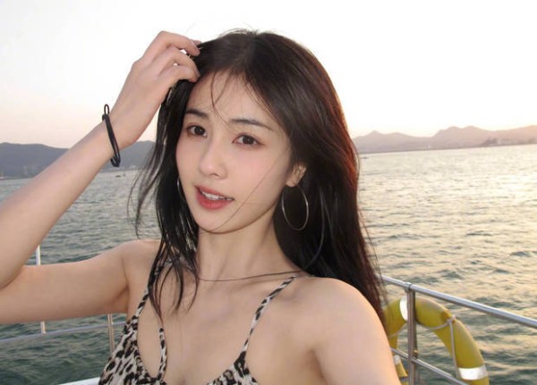 搜狐娱乐讯 5月1日，白鹿晒出一组出海游玩照，照片里的她穿着豹纹吊带，身材纤细，状态超好。