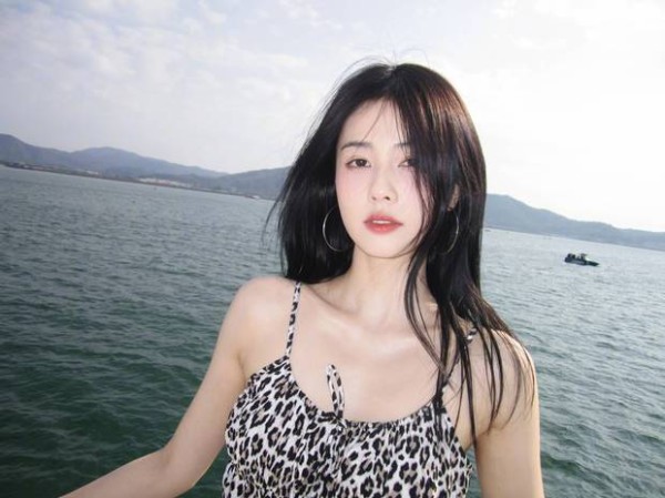 白鹿锁骨线条十分吸睛。