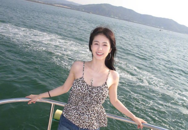 白鹿笑容甜美。