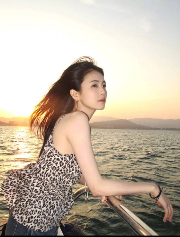 白鹿在船边沐浴海风。