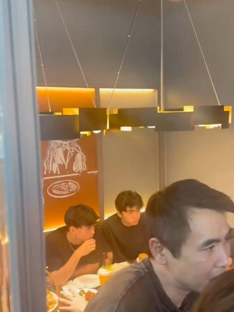 谢霆锋和他的帅儿子们,偶像也要带娃吃饭的