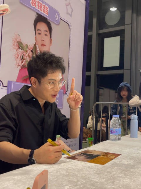 刚喆哥签我前面的小姐姐时问:你明天要去看别的老师?