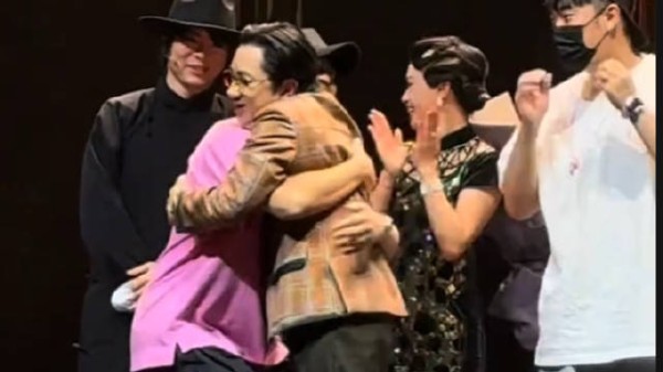 王祖蓝音乐剧《扬名立万》上海首演，邓超孙俪陈赫现身助阵