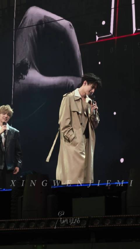 演唱会也能看到男模走秀,我的天 朱志鑫走猫步绕场一周!