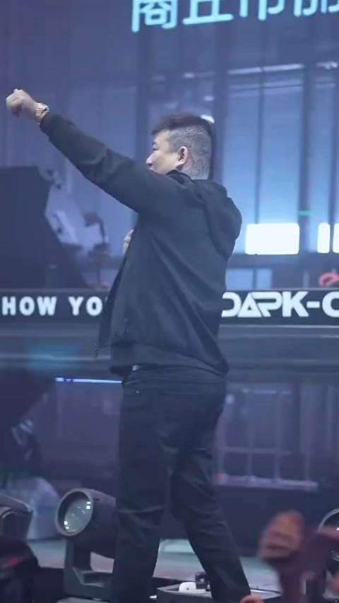 天津李四也上酒吧演出了.