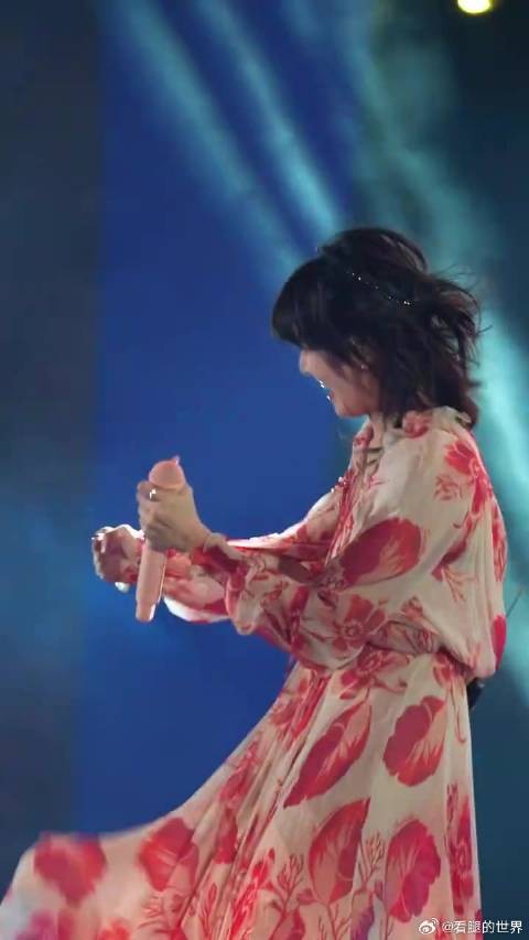 孙燕姿上海演唱会上玩嗨了,她好有活力呀