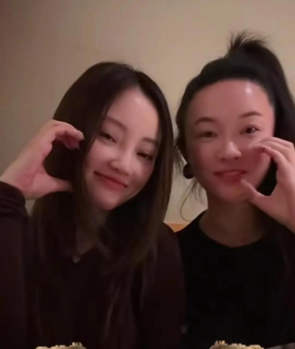 李小璐霍思燕姐妹聚会，两人都素颜，体重过百的霍思燕更显脸瘦