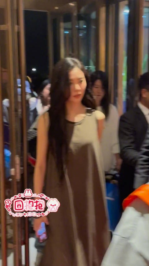 宋妍霏凌晨下班状态佳