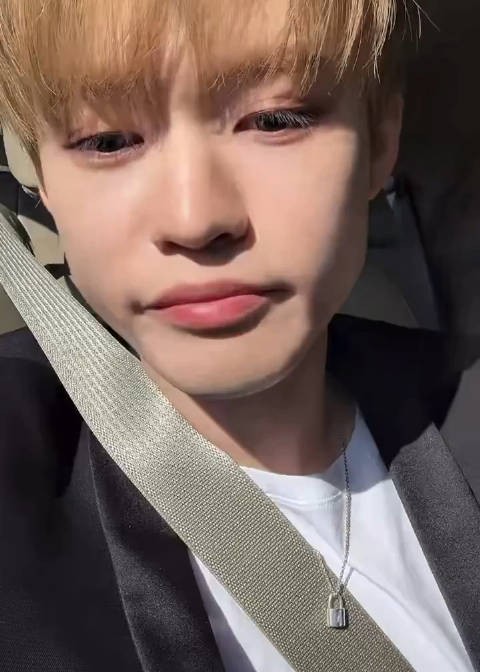 钟辰乐中文特辑 250503 饭截辰乐微博直播一则 @KHCHENLE 染眉毛了