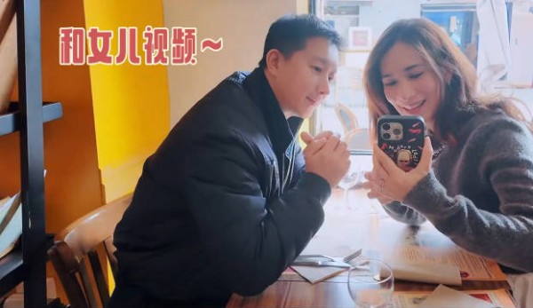 韩庚赶紧给女儿炫耀买了很多礼物~一家好甜