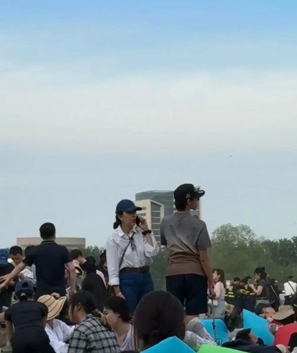刘烨妻子安娜带着俩孩子参加音乐节！诺一霓娜身高瞩目