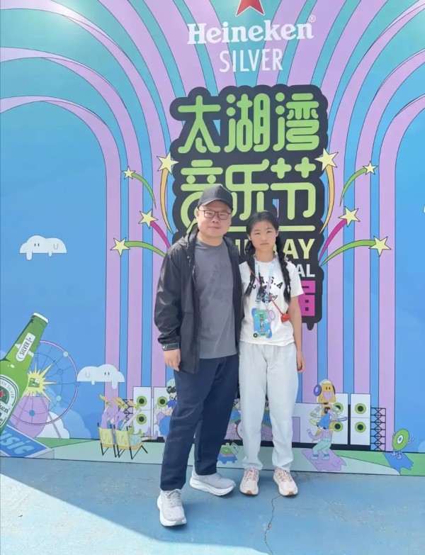 岳云鹏带女儿参加音乐节 13岁岳麓一五官长得像爸