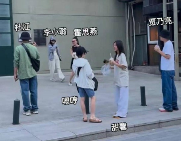 霍思燕夫妇与贾乃亮一家出游，泰迪姐妹情绵长，嗯哼甜馨青梅竹马