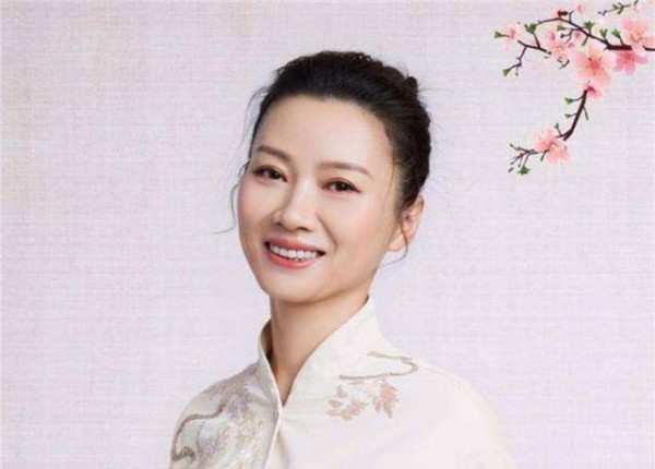 美女教授杨雨，自诩当代李清照：好酒、好赌还好色”