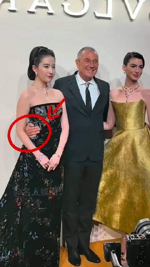 刘亦菲面对金主也要主动挽手，关晓彤也是万般无奈