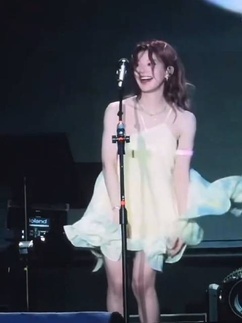 被风吹起裙子的那一刻,露思真的很鲜活明媚,真玛丽莲梦露