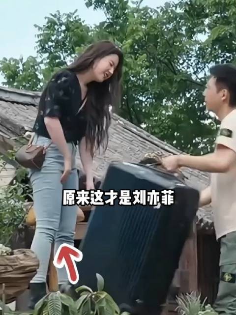 为何 刘亦菲总是穿拖地长裙？一段机场视频曝光，难怪她很少穿紧身裤