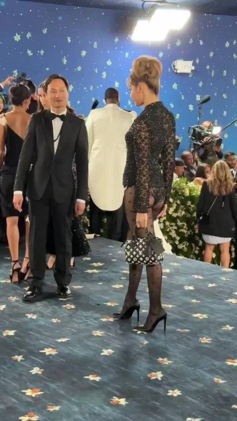 Lisa亮相2025 Met Gala