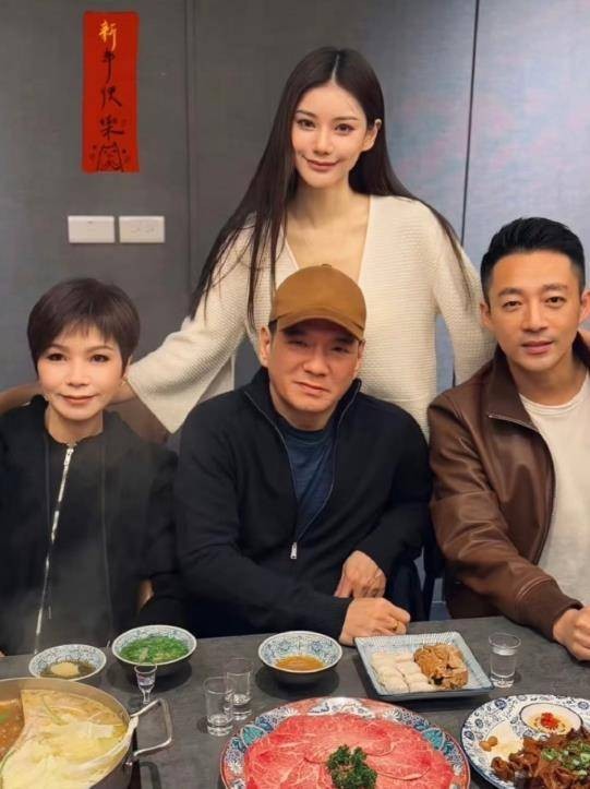 马筱梅爸妈真实身份被扒，梅妈以前卖早餐，年轻时候的照片曝光