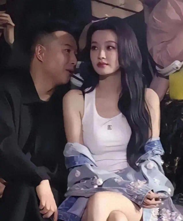 孙怡离婚后陪大佬看秀，资源断崖式下跌太扎心