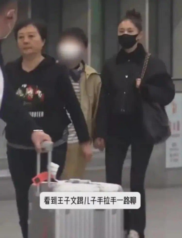38岁王子文携儿子逛街被偶遇，12岁豆芽身高都快超妈妈了