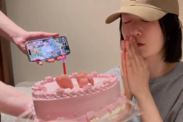 谢娜看张杰直播为自己庆生 感动落泪画面好温馨