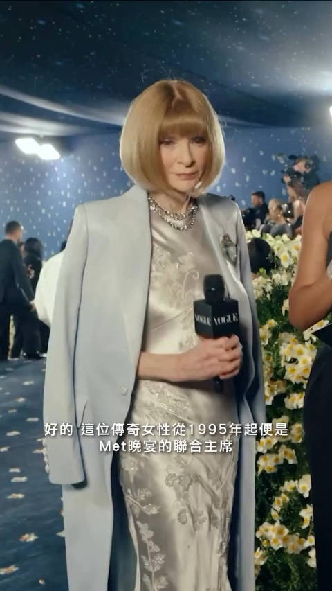 女魔头安娜亮相接受采访，76岁了，状态真好