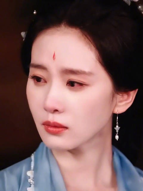 眼眸低垂，眉间一点红衬着盈盈泪光，美得让人心疼的@刘诗诗 早安啊