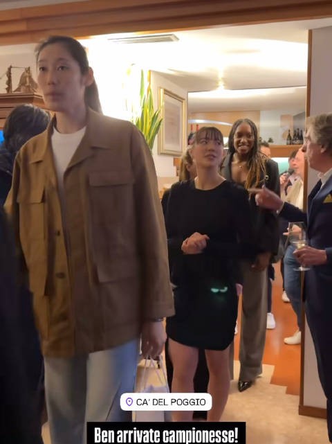 科内利亚诺的庆祝活动 姑娘们各个打扮漂亮世界女排新闻朱婷留洋第六季