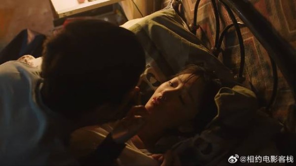 小情侣同居就是刺激，男友一言不合就把女友扑倒床上