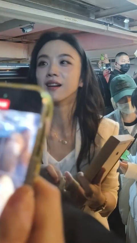 汤唯与粉丝握手闭眼感受手幅情谊