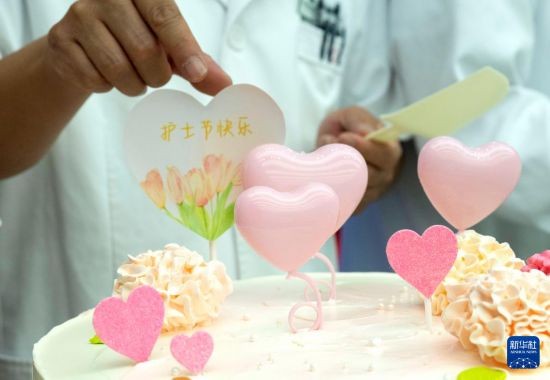 5月8日，在北京按摩医院（朝阳院区），一名医护人员准备分发蛋糕。新华社记者 才扬 摄
