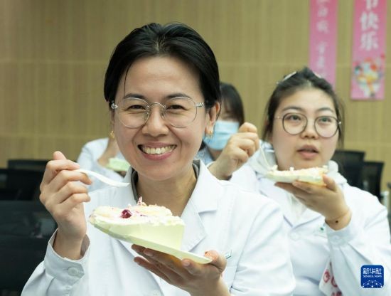 5月8日，在北京按摩医院（朝阳院区），医护人员在品尝蛋糕。新华社记者 才扬 摄