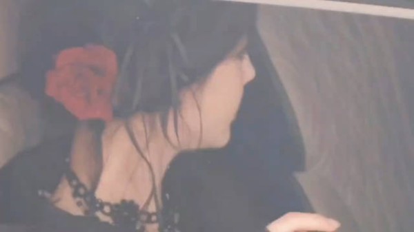 迪丽热巴红玫瑰造型亮相节目,异域红裙摇曳生姿